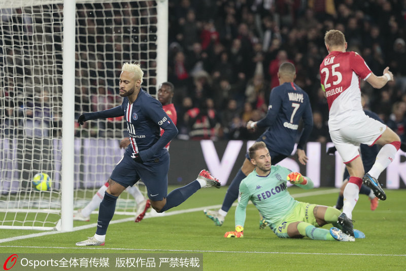  巴黎圣日耳曼主场完胜，法甲领头羊稳固榜首位置